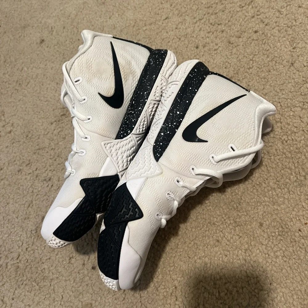 Nike Kyrie 4 Basketball Shoes - Picture 2 of 6